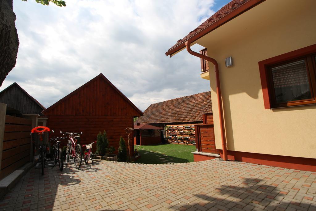 Villa Lienka Bešeňová Exteriör bild